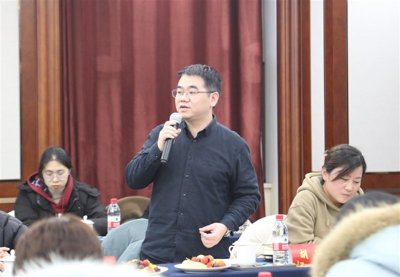 集團與泰州中學聯合舉辦“校企同關愛，勵學助成長”座談會